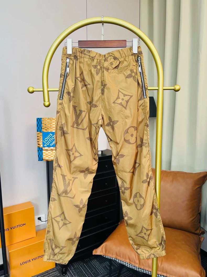 Louis Vuitton Louis Vuitton Brown full print jogging pants Size US 34 / EU 50 - 2 Thumbnail