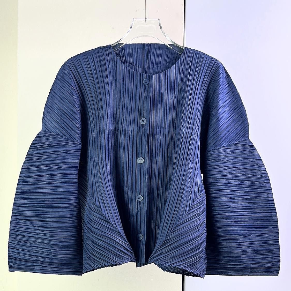Pleats Please Issey Miyake Pleats Please Issey Miyake Pleated Button Up Size 3 Size M / US 6-8 / IT 42-44 - 1 Thumbnail