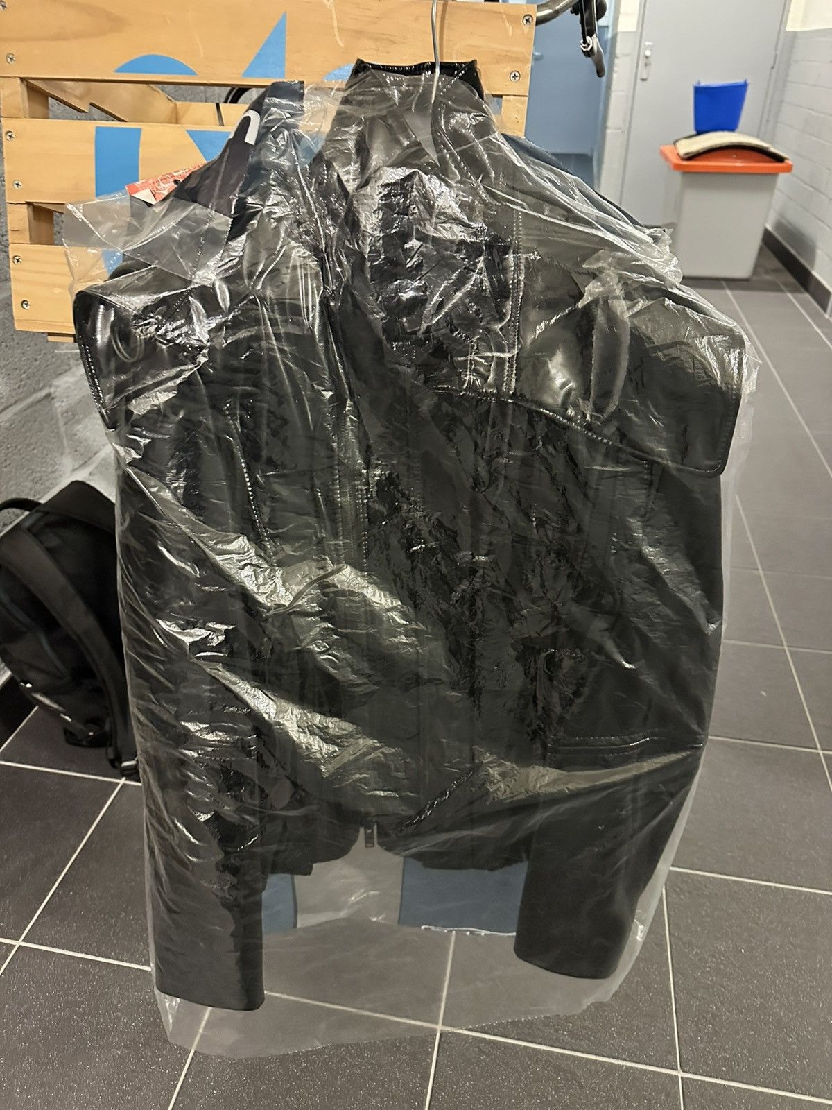 A.F. Vandevorst SAMPLE FW17 VULTURES RUNWAY PLASTIC COAT Size S / US 4 / IT 40 - 2 Thumbnail