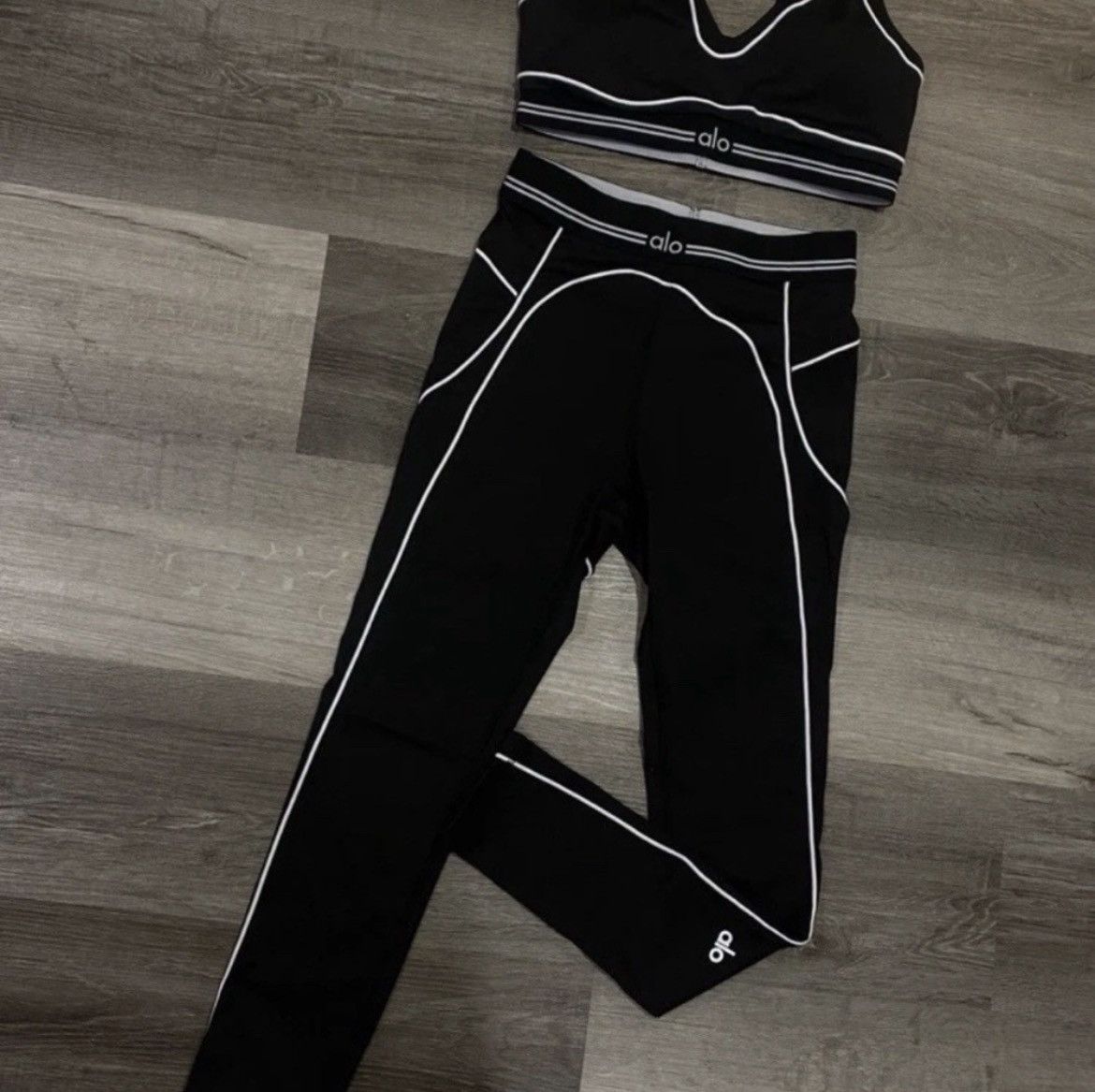 Alo Yoga Small Black and White Alo set Size 27" / US 4 / IT 40 - 2 Thumbnail
