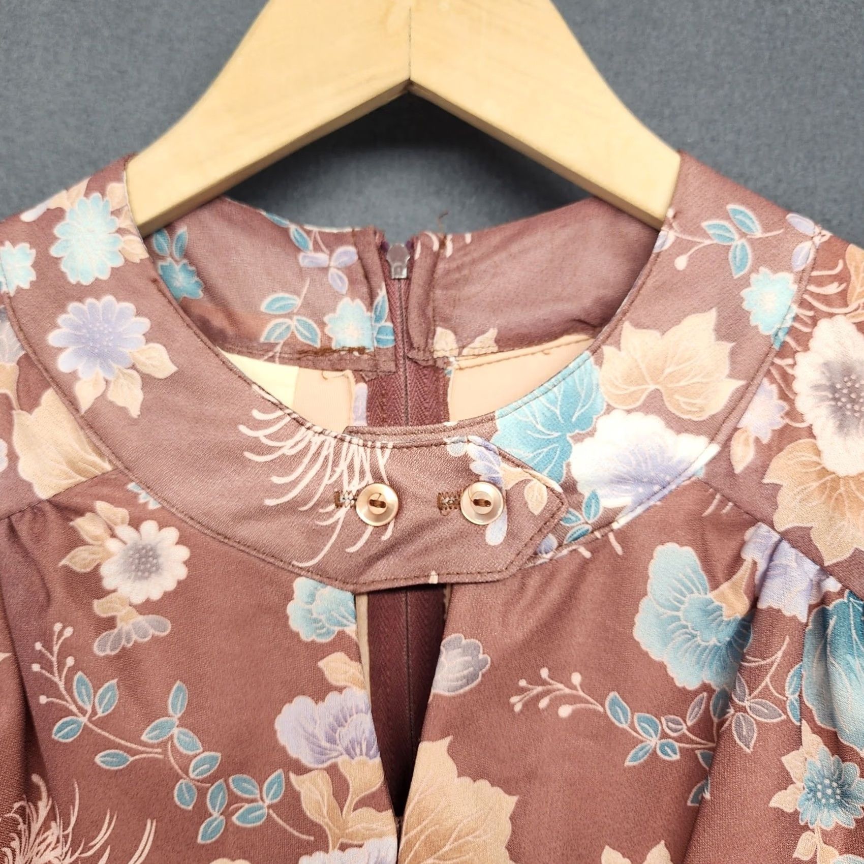Vintage VINTAGE Womens Dress Brown Floral Blouson Zip Back 80s Midi Dress Womens Small/Mid 28" Waist Brown Floral Blouson 80s Midi Mens/Womens Size 4XL / US 24-26 - 4 Thumbnail