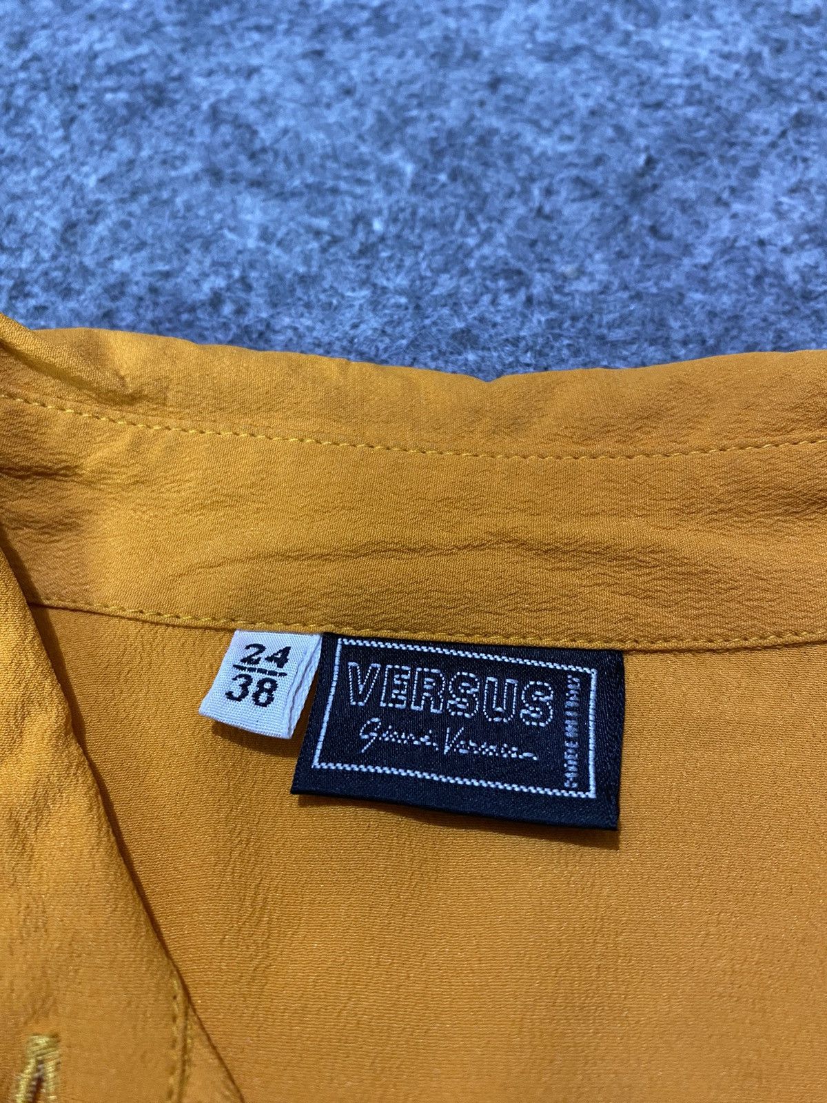 Versace 90s Vintage Versus Gianni Versace Silk Shirt Size XS / US 0-2 / IT 36-38 - 5 Thumbnail