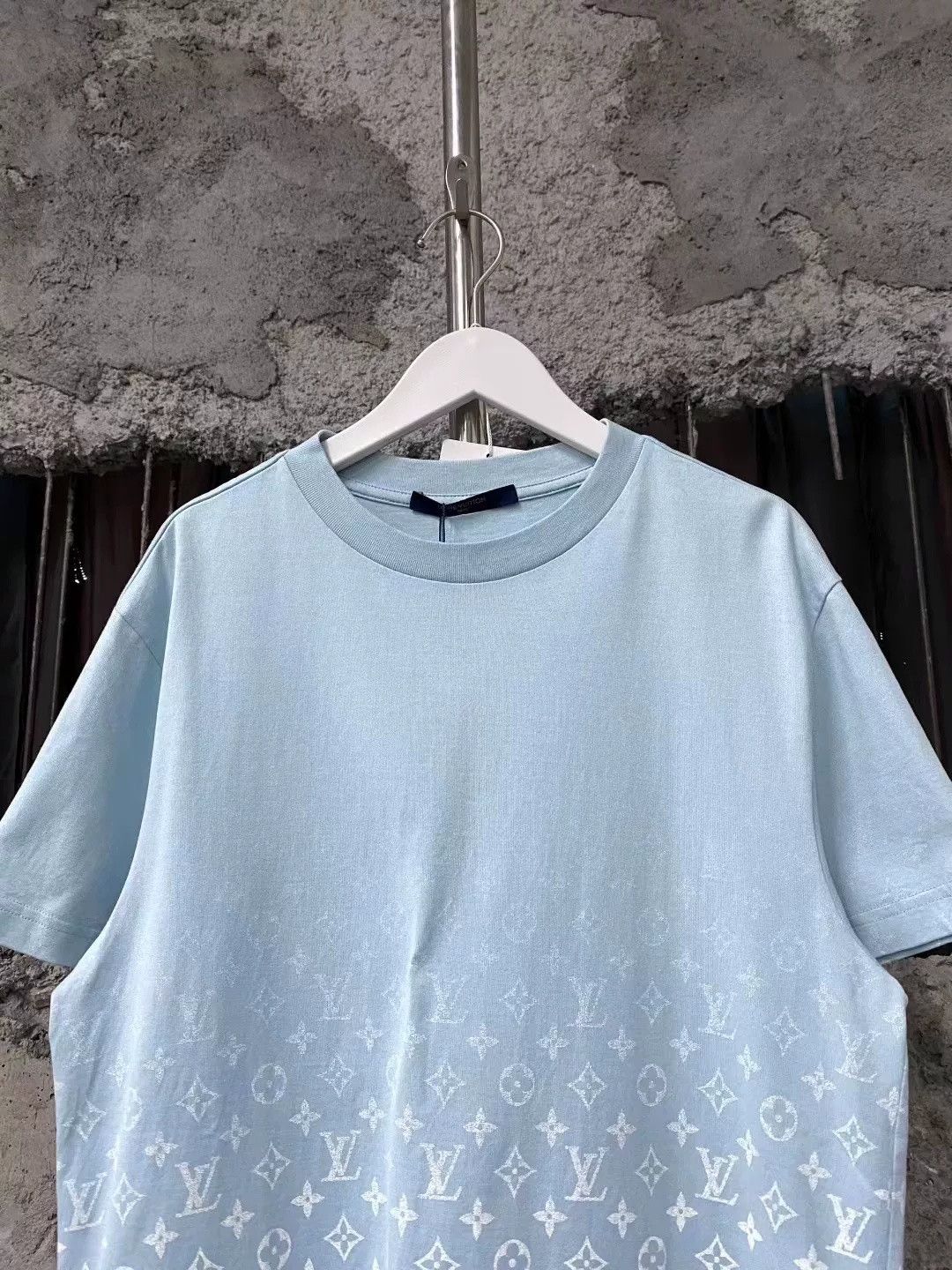 Louis Vuitton Louis Vuitton Ice Blue Gradient Monogram Tee Size US S / EU 44-46 / 1 - 3 Thumbnail