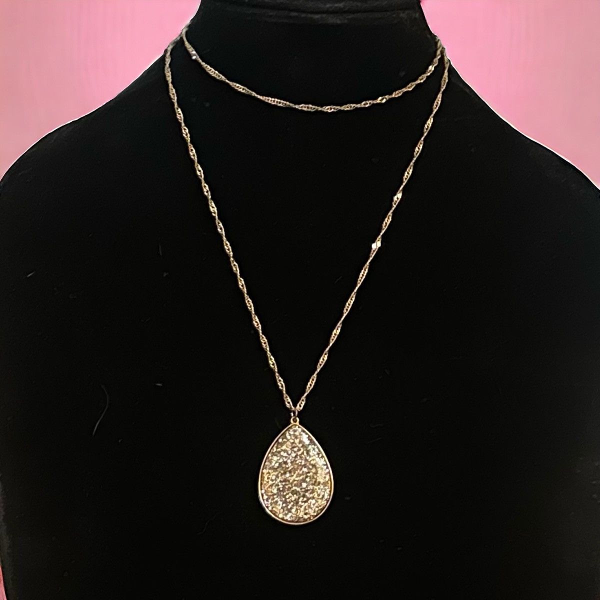 Other Gold tone gold glitter teardrop pendant necklace Size ONE SIZE - 1 Thumbnail