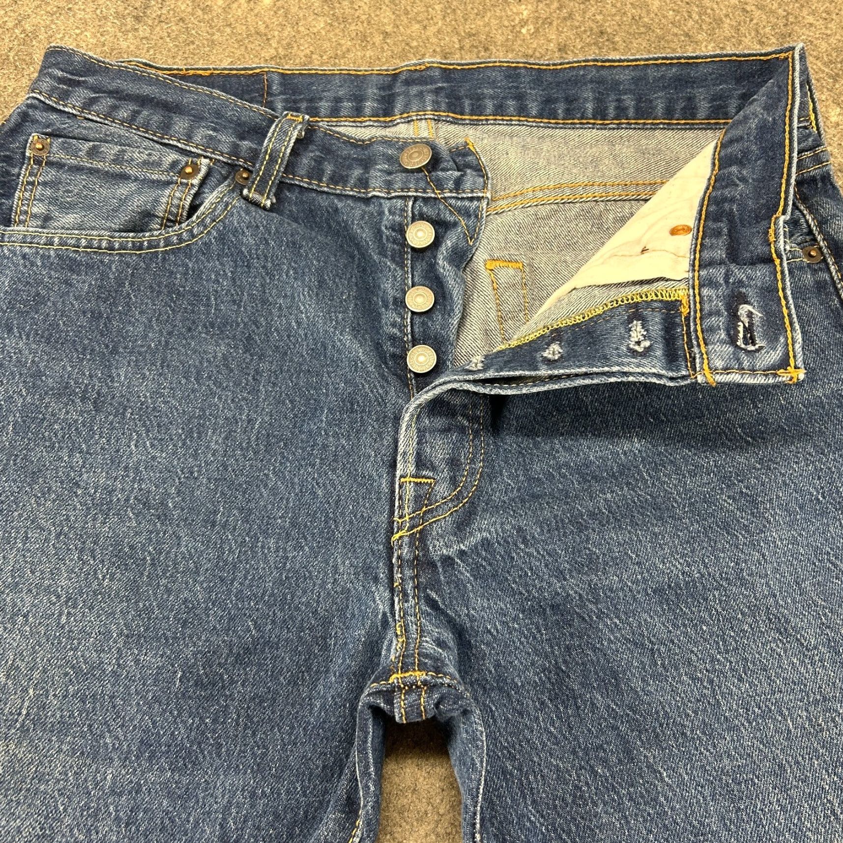 Levi's VINTAGE Levi's 501 Jeans Mens 33x32 Blue Regular Fit Medium Wash Button Fly Straight Style 5-Pocket Denim Cotton Size US 33 - 2 Thumbnail