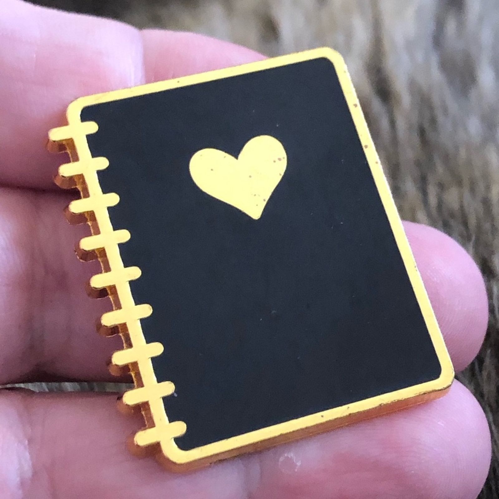 Vintage Vintage gold plated enamel heart notebook pin Size ONE SIZE - 4 Thumbnail