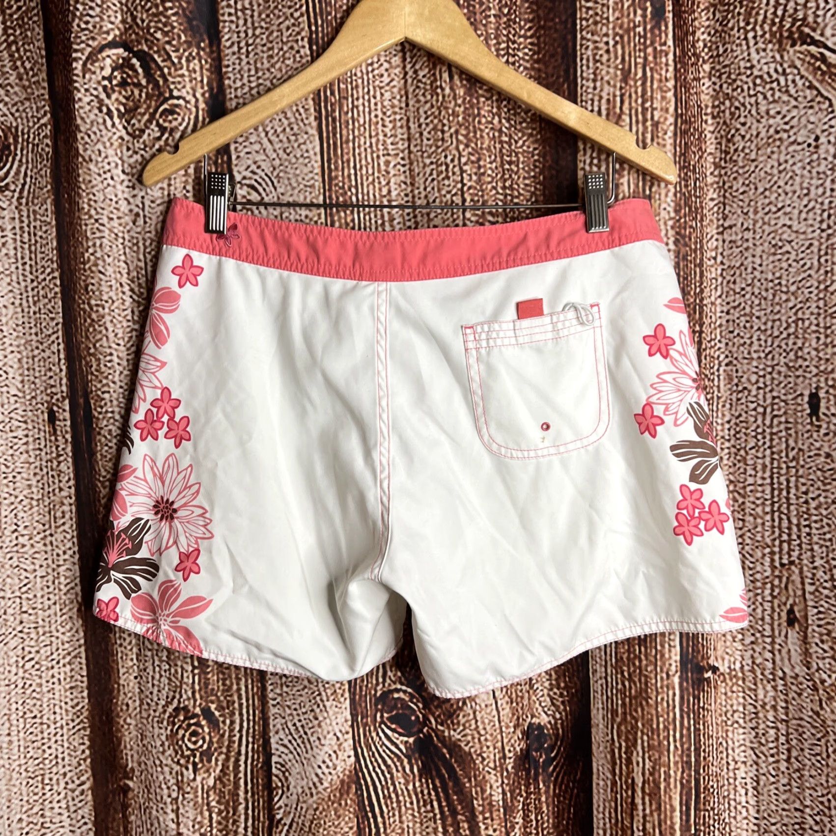 Vintage Crazy Shirts Womens Shorts 9 White Floral Hibiscus Pockets Hawaiian Short Shorts Womens Chelsea? Size M / US 6-8 / IT 42-44 - 3 Thumbnail