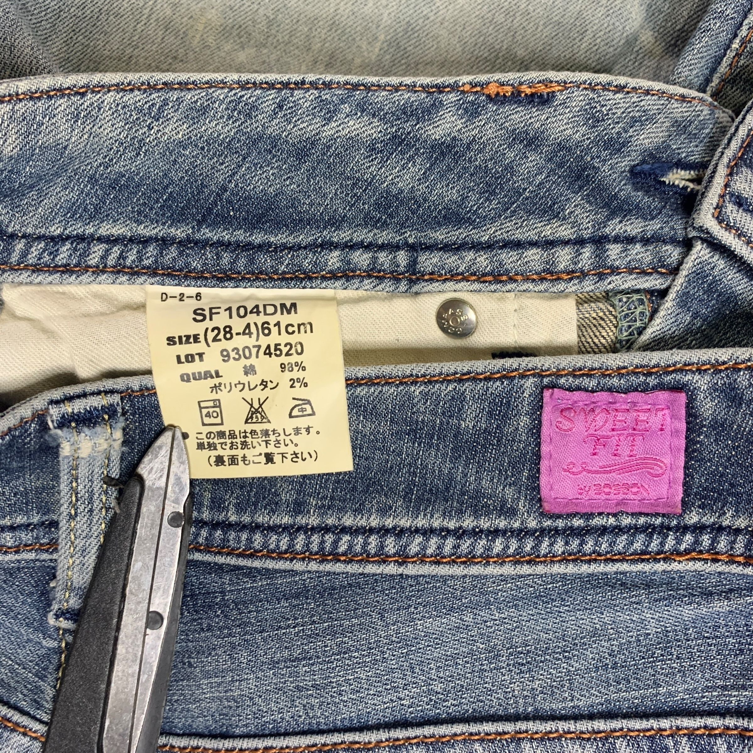 Japanese Brand Vintage Japanese Brand Faded Wash Ripped Style Flare Jeans Size 26" / US 2 / IT 38 - 8 Thumbnail