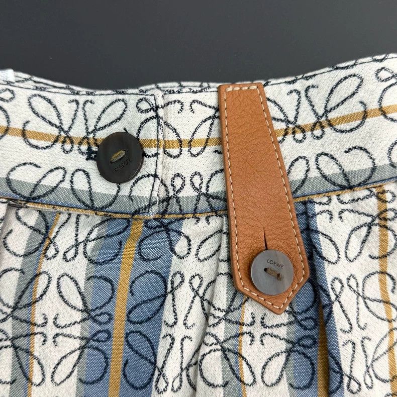 Loewe LOEWE Logo leather shorts Size 25" / US 0 / IT 36 - 8 Thumbnail