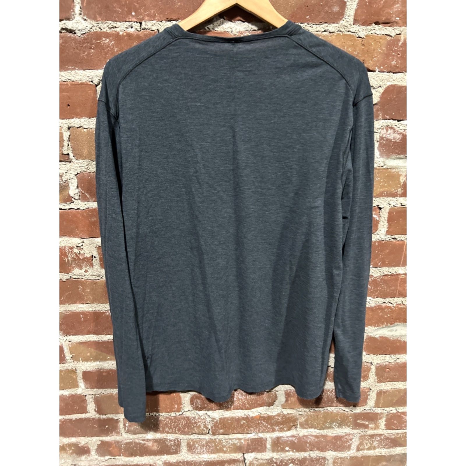 Lululemon Lululemon Henley Shirt Mens Gray Button Pullover Athletic Long Sleeve Large Size US L / EU 52-54 / 3 - 2 Thumbnail