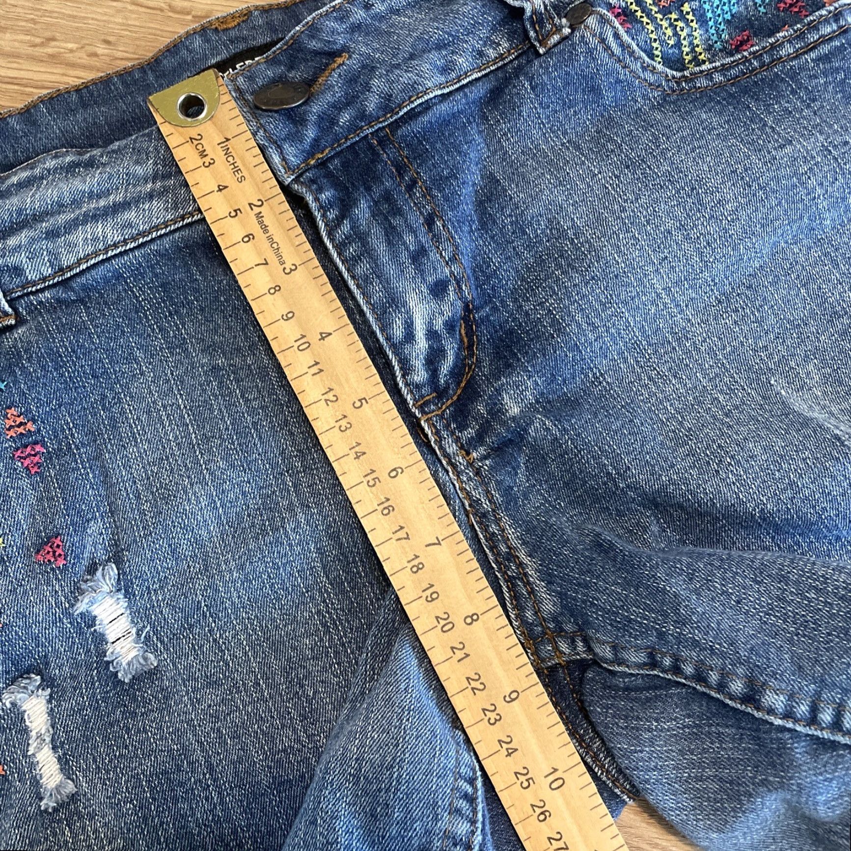 Vintage CELEBRITY PINK Distressed Embroidered Boyfriend Jean Shorts Size 15 Juniors Blue Womens Size 36" / US 14 / IT 50 - 5 Thumbnail