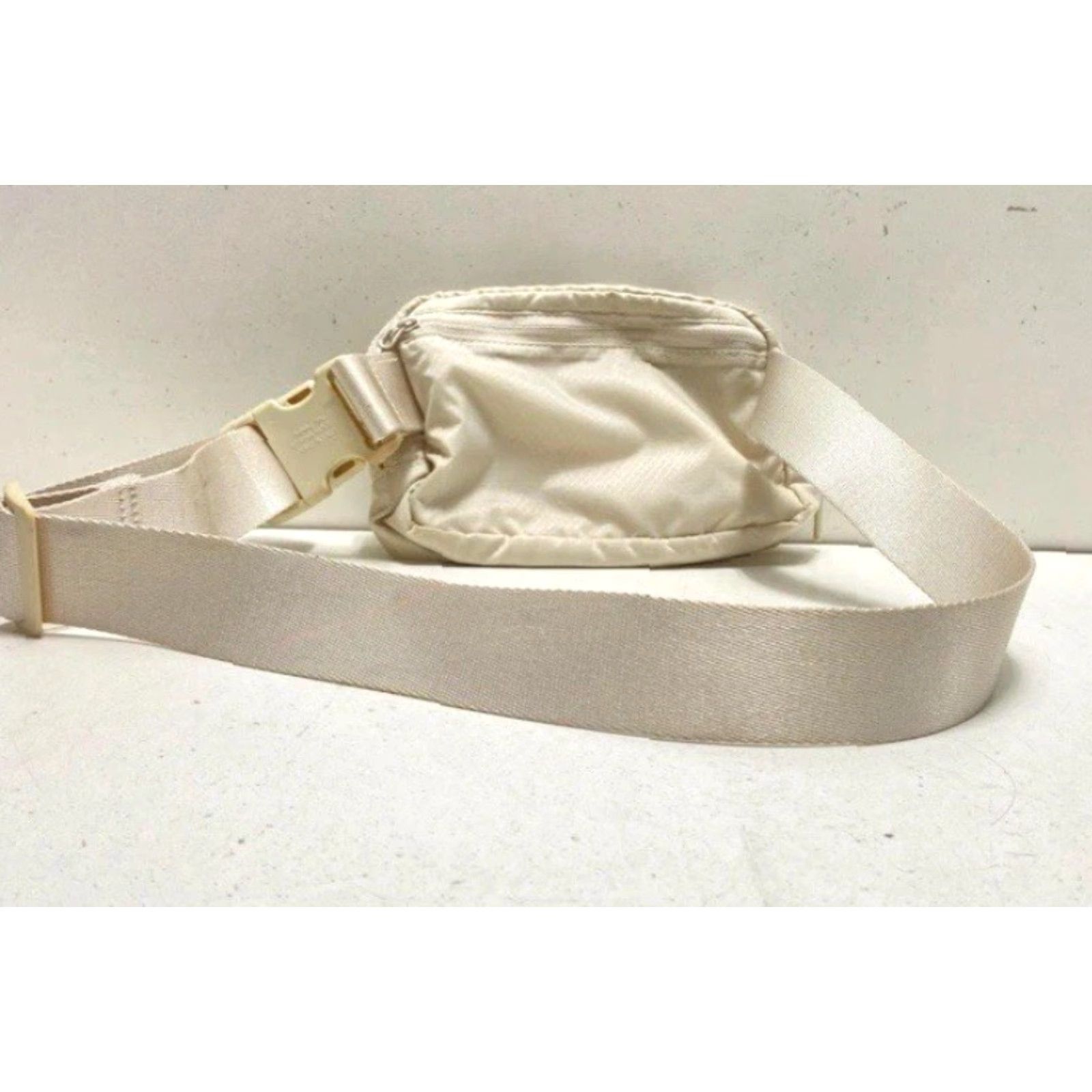 Lululemon VINTAGE Unisex Lululemon Atletica Designer White Opal Small Everywhere Fanny Pack Bag Size ONE SIZE - 2 Thumbnail