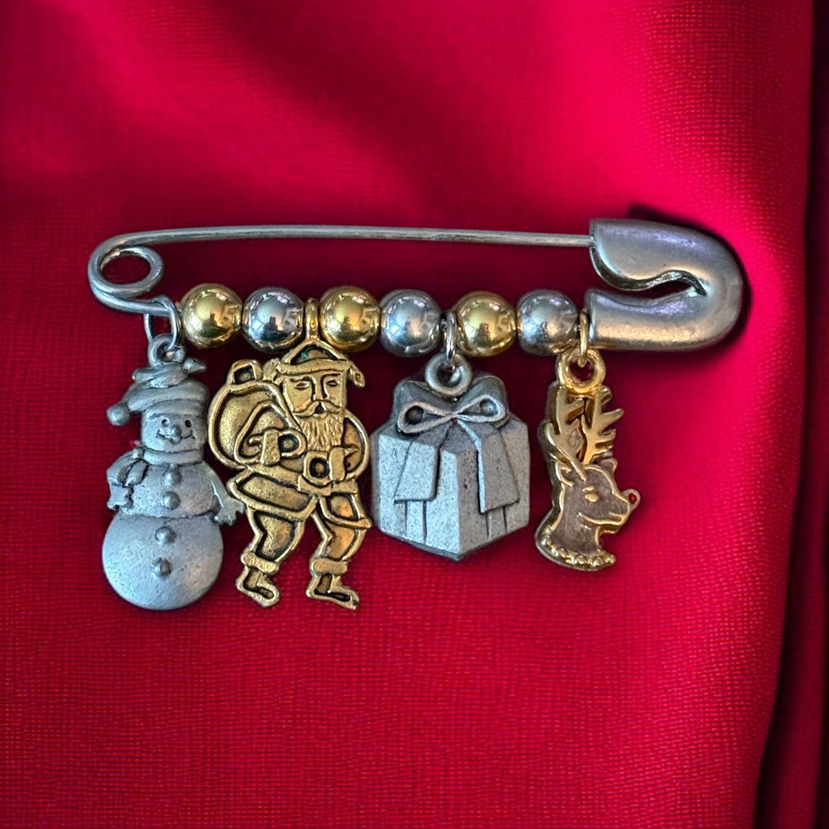 Vintage Vintage two tone Christmas safety pin brooch Size ONE SIZE - 1 Thumbnail