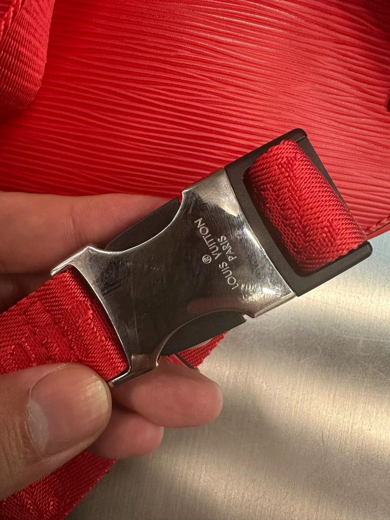 Louis Vuitton Louis Vuitton Red water ripple bag Size ONE SIZE - 3 Thumbnail