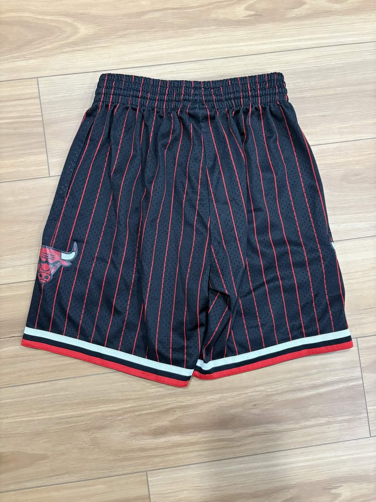 Mitchell & Ness Mitchell & Ness NBA Swingman Shorts Chicago Bulls 96-97 Size US 30 / EU 46 - 9 Thumbnail