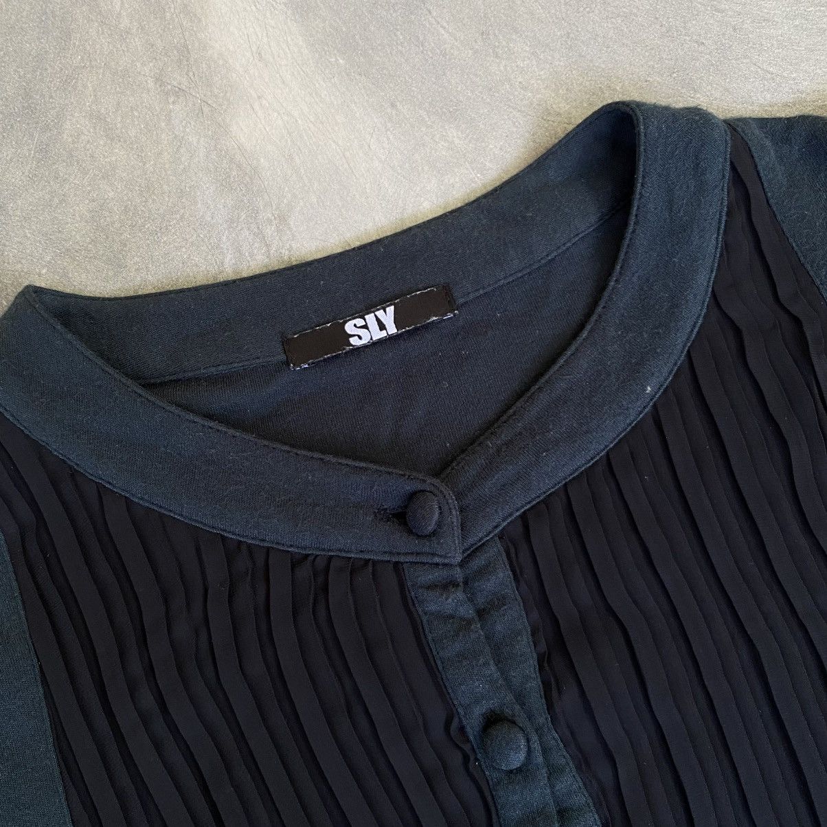 SLY 2000’s Sly Gothic Pleats Half Button Longsleeve Shirt Size S / US 4 / IT 40 - 4 Thumbnail