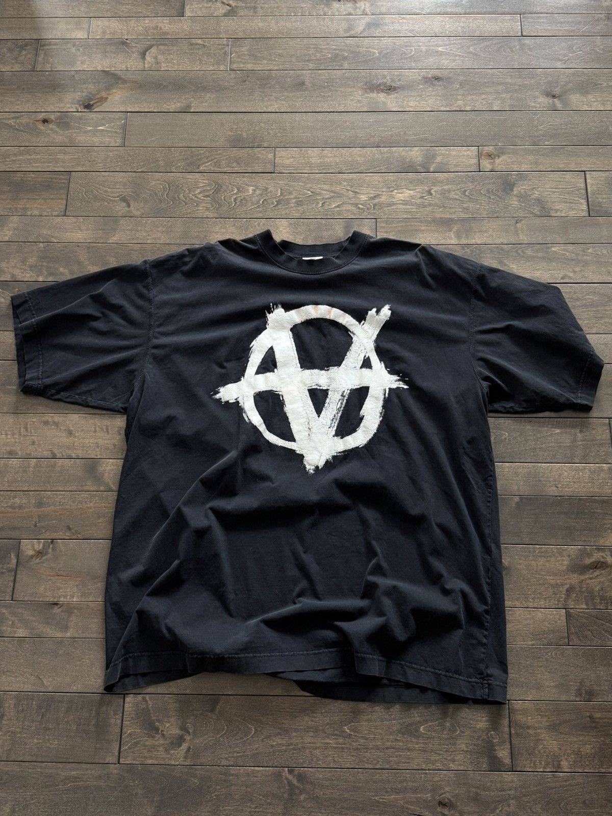 【VETEMENTS】トープ Double Anarchy Tシャツ 関税込◇VETEMENTS Tシャツ DOUBLE ANARCHY LONGSLEEVE
