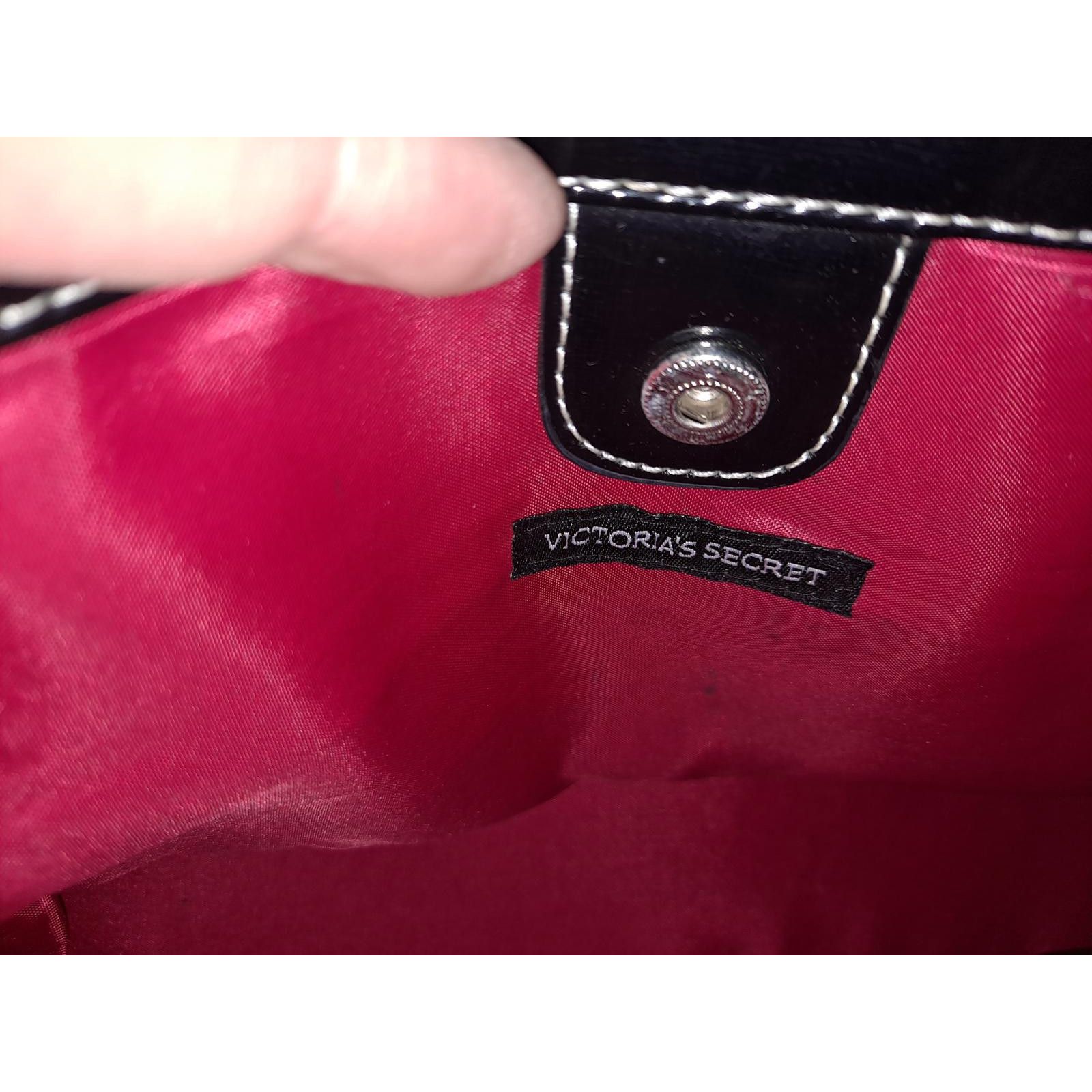 Tommy Hilfiger Tommy Hilfiger Black Hand Bag Purse With Red Lining Size ONE SIZE - 4 Thumbnail