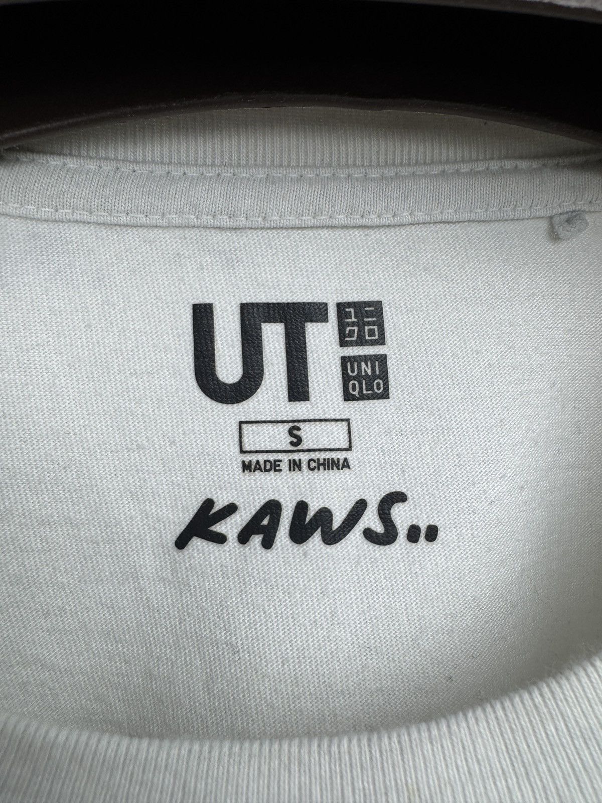 Kaws Uniqlo x Kaws white big logo vintage shirt Size US S / EU 44-46 / 1 - 7 Thumbnail
