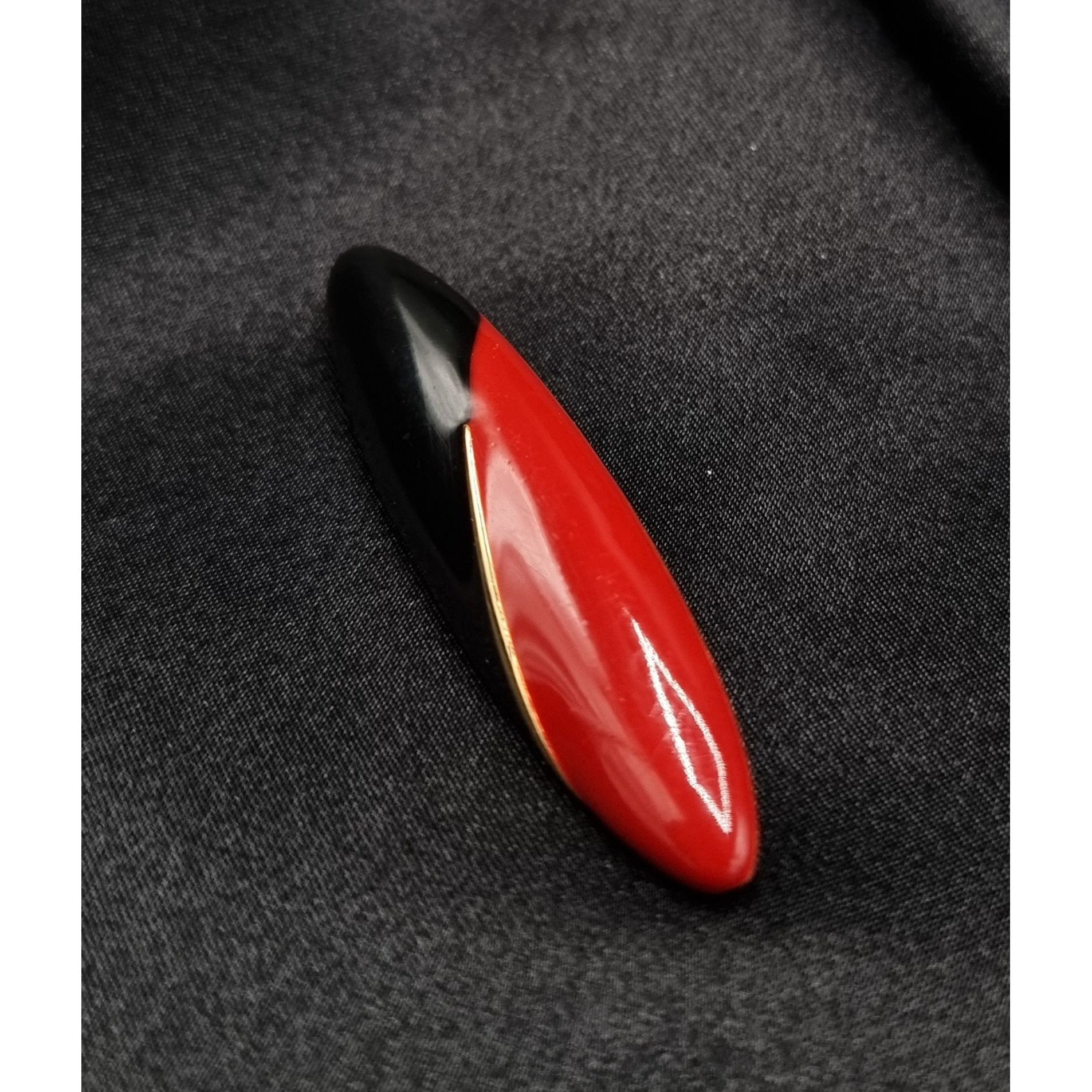 Vintage Vintage 1980's TRIFARI Signed Red & Black Enamel Oval Pin Br Size ONE SIZE - 4 Thumbnail
