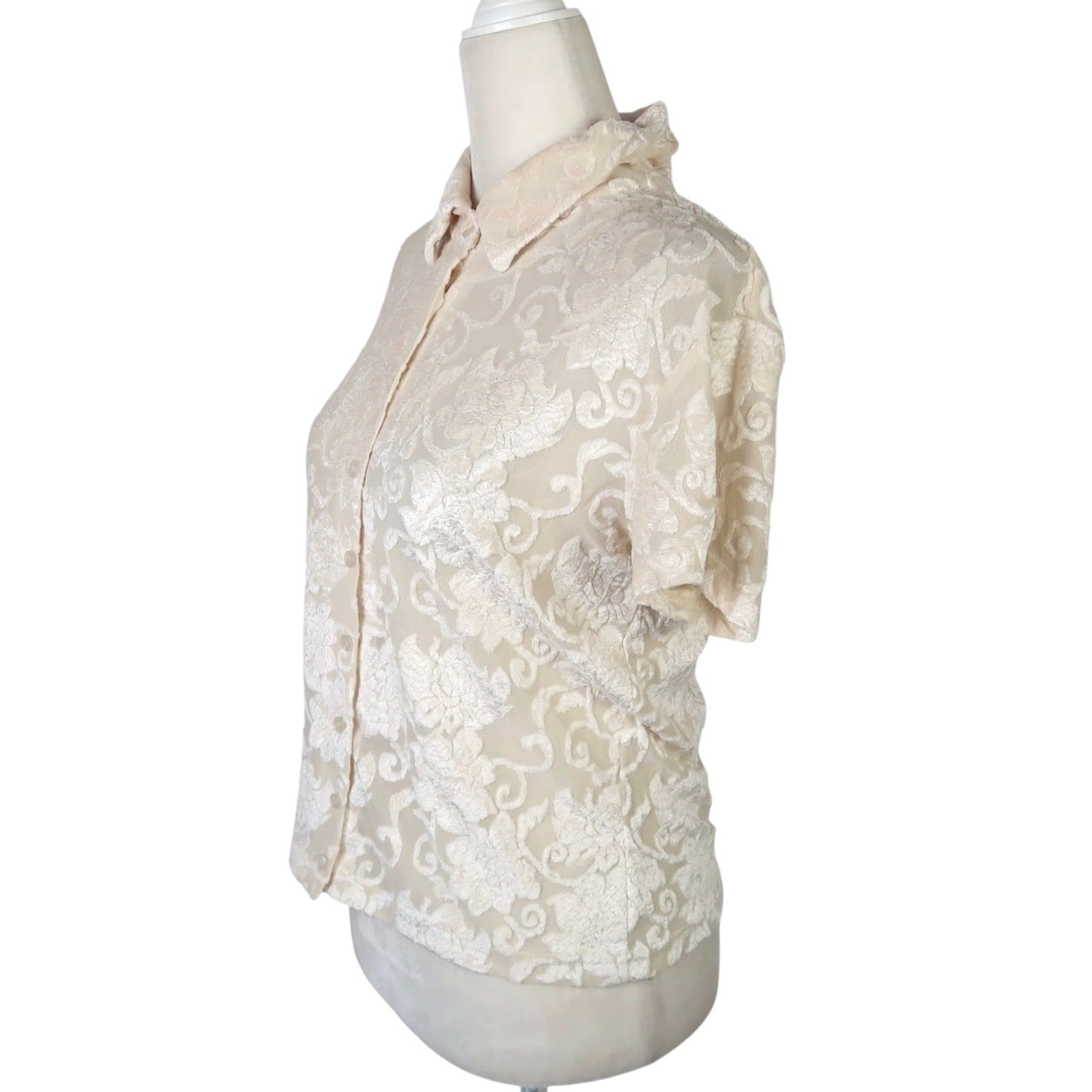 Vintage VINTAGE 90s Cream Velvet Floral Short Sleeve Button-Down Top M Women Button-Up Size M / US 6-8 / IT 42-44 - 3 Thumbnail