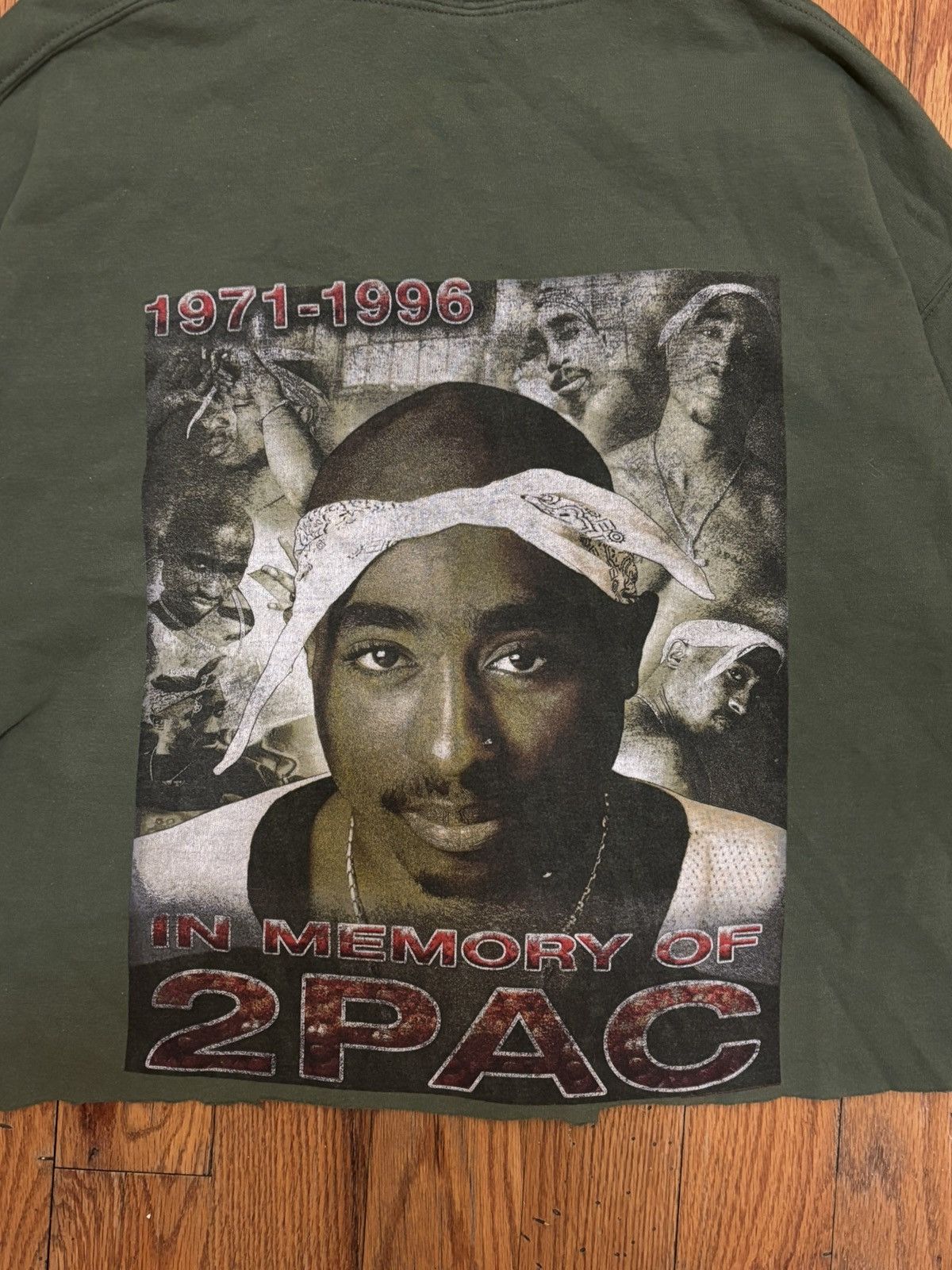 Gildan 2Pac Tupac In Memory Of 1971-1996 Cropped Size US XL / EU 56 / 4 - 5 Thumbnail