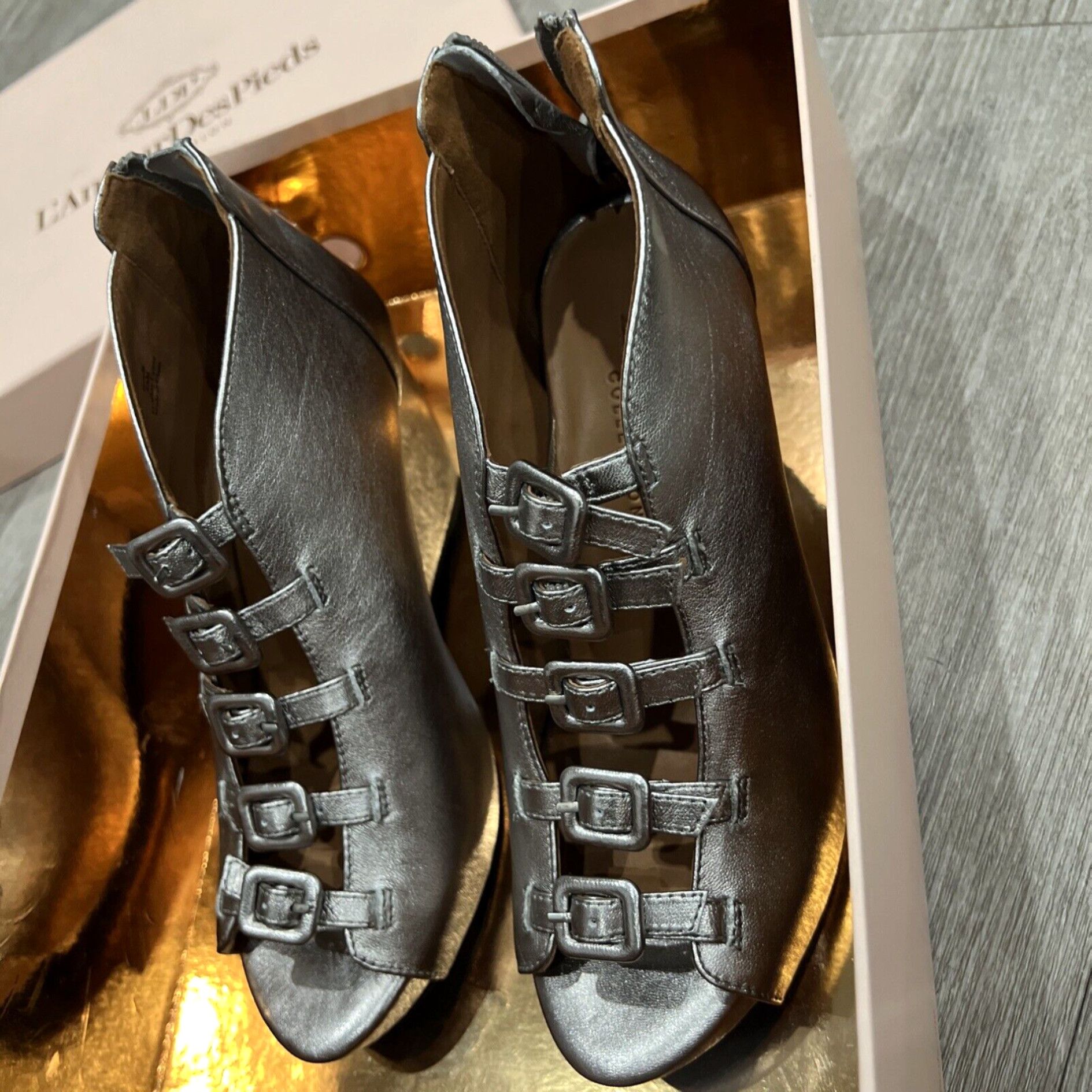 Vintage L'Amour Des Pieds Ladies 6.5 IIneeda Wedge Pewter Back-zip Gladiator Sandals Size US 6.5 / IT 36.5 - 7 Thumbnail