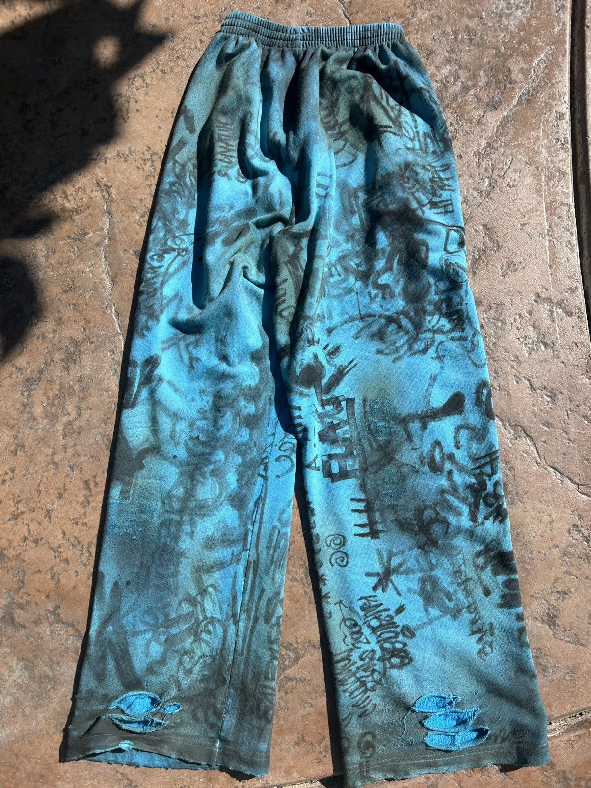 Balenciaga Balenciaga skater graffiti mud show sweatpants Size US 28 / EU 44 - 2 Thumbnail