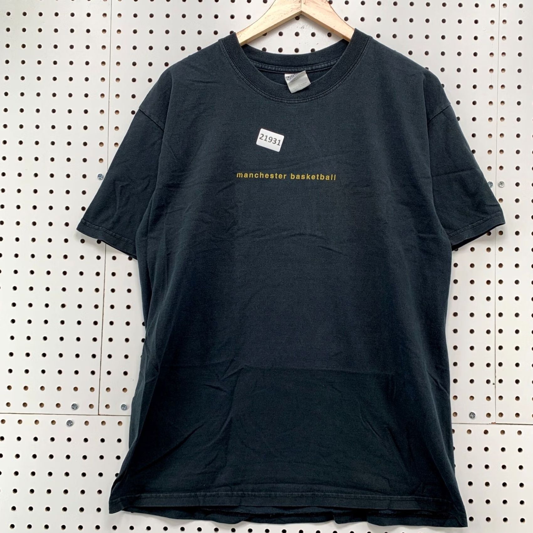 Gildan VINTAGE Manchester Basketball Shirt Black Mens Large 20.5x28.5 Short Sleeve Size US L / EU 52-54 / 3 - 5 Thumbnail