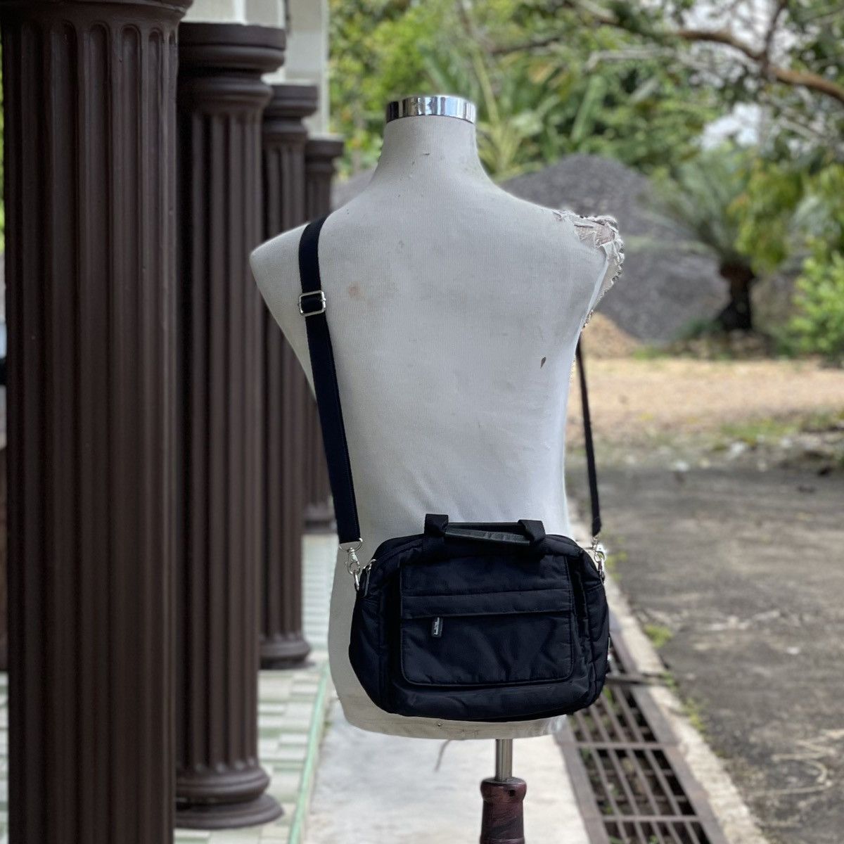 Hiroko Koshino Homme × Japanese Brand HIROKO KOSHINO BLACK NYLON MULTI POCKET SLING BAG Size ONE SIZE - 1 Thumbnail