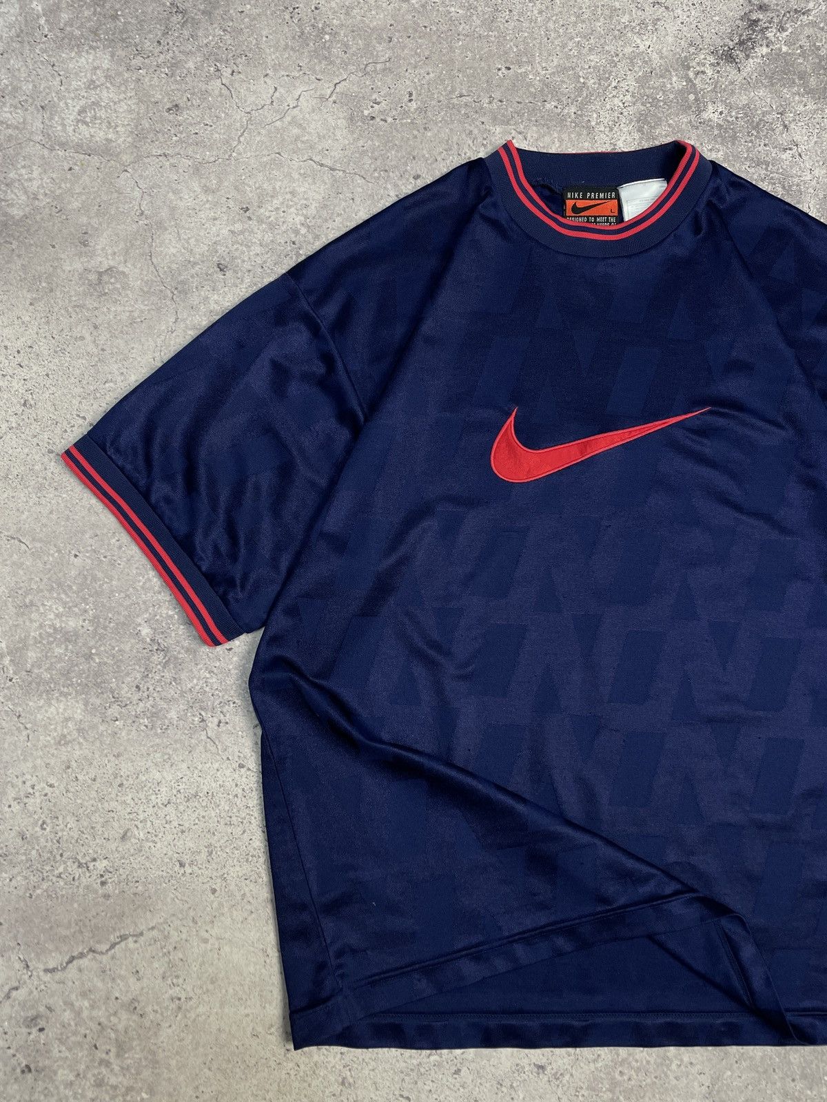 Vintage Vintage Nike Big Swoosh Tee Centre Logo 00s T-shirt Size US L / EU 52-54 / 3 - 2 Thumbnail