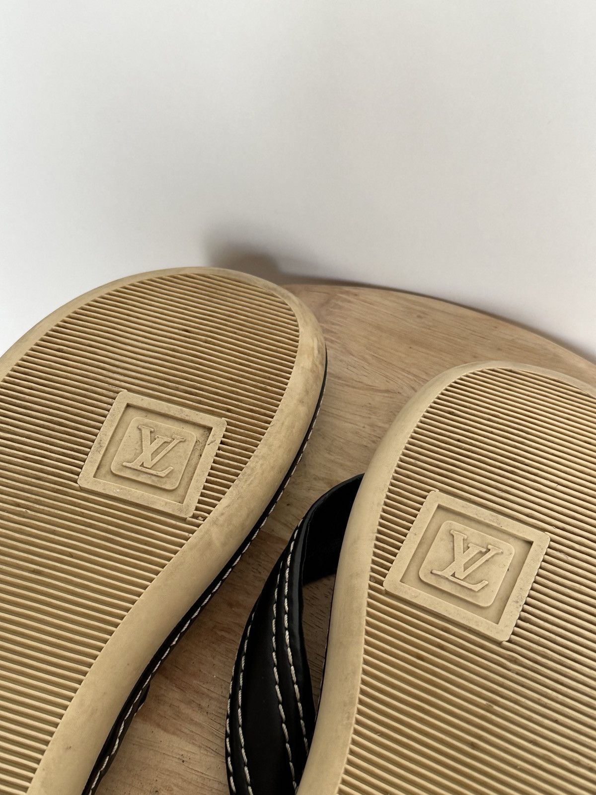 Louis Vuitton Louis Vuitton LV leather flip flops thongs with dustbag Size US 8.5 / IT 38.5 - 12 Thumbnail