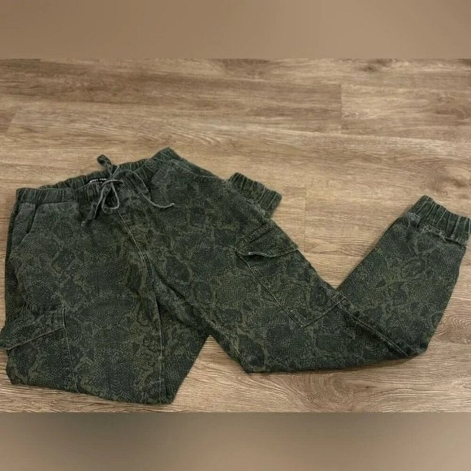 Almost Famous Almost Famous Small Green Snake Skin Joggers Size 24" / US 00 / IT 34 - 1 Thumbnail