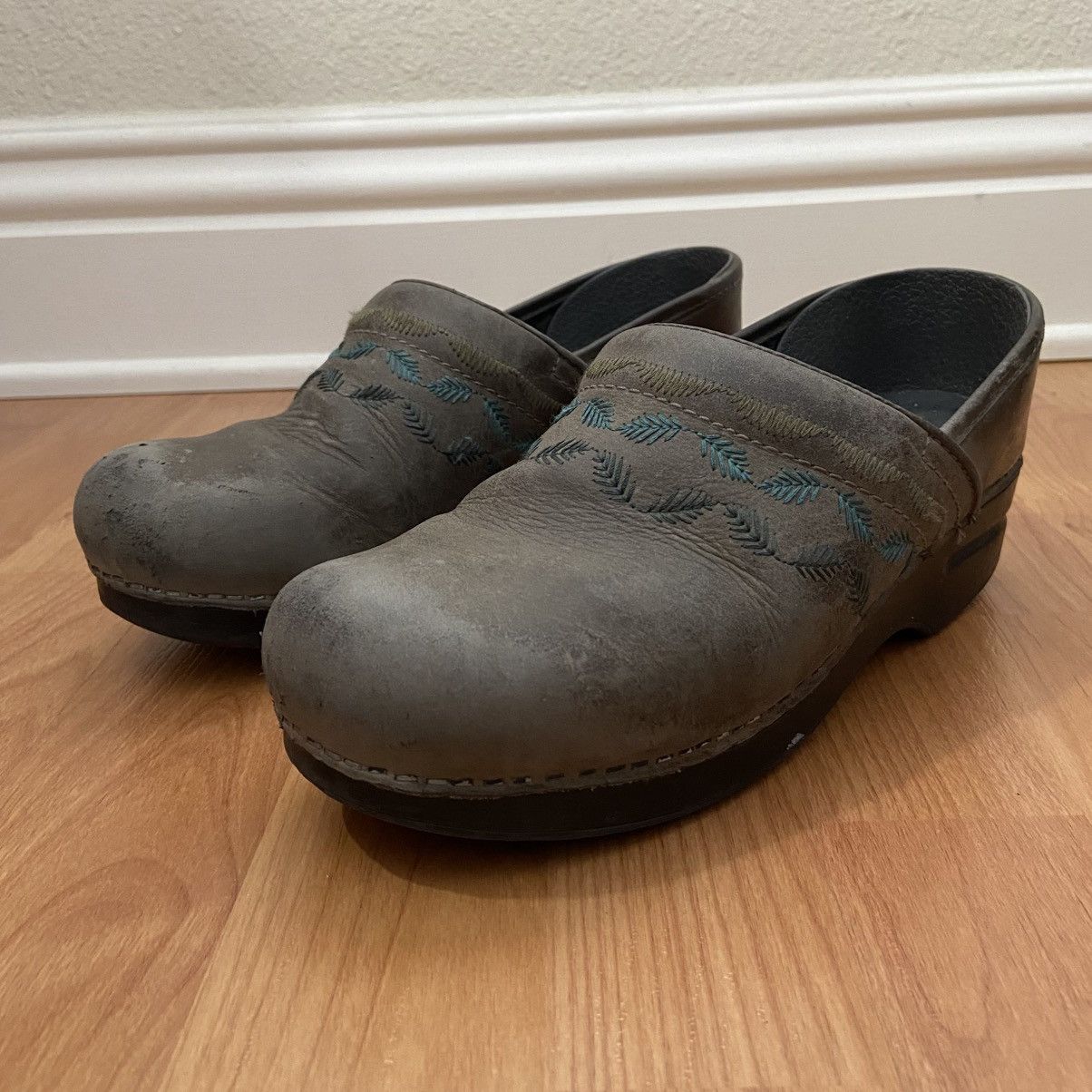 Dansko Dansko Women’s Distressed Leaf Boho Clogs Size 39 Size US 9 / IT 39 - 3 Thumbnail