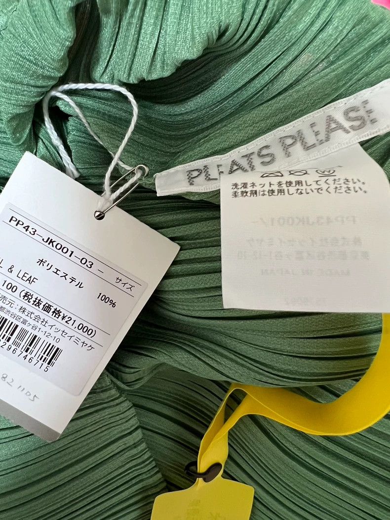 Issey Miyake Issey Miyake size:one size Green pleated top Size XS / US 0-2 / IT 36-38 - 4 Thumbnail