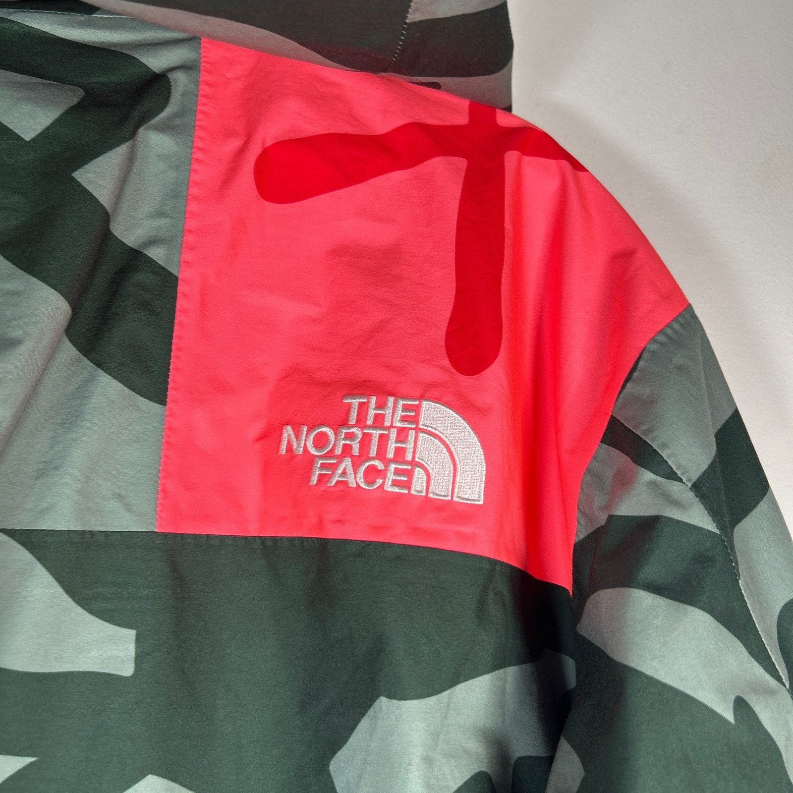 Kaws × The North Face Kaws x The North Face Retro 1986 Mountain Jacket Green Size US L / EU 52-54 / 3 - 11 Thumbnail