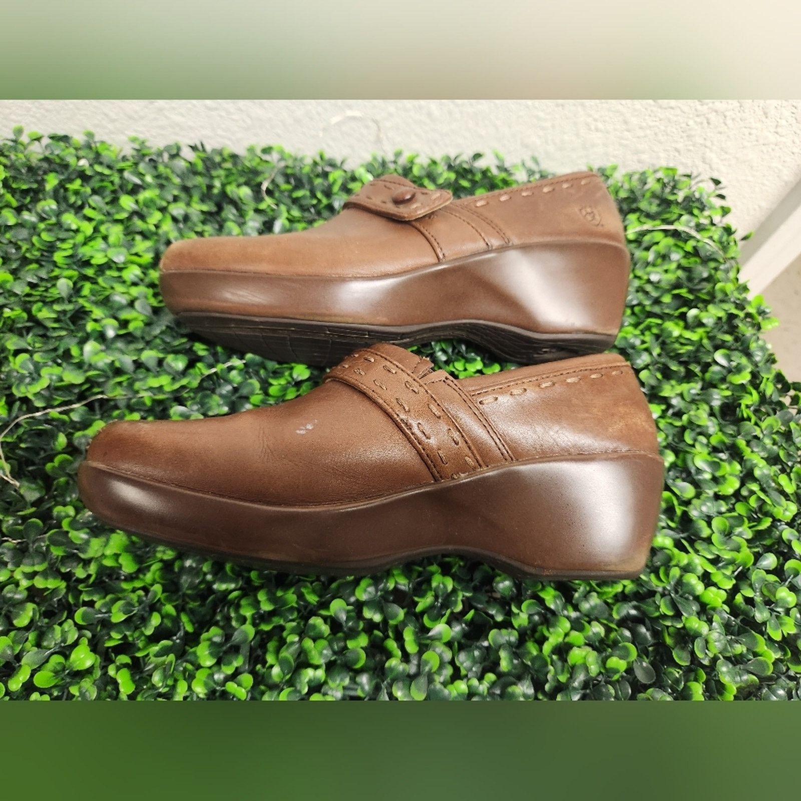 Ariat Ariat‎ Women’s Chestnut Leather slip on clog shoe in size 8B Size US 8 / IT 38 - 8 Thumbnail