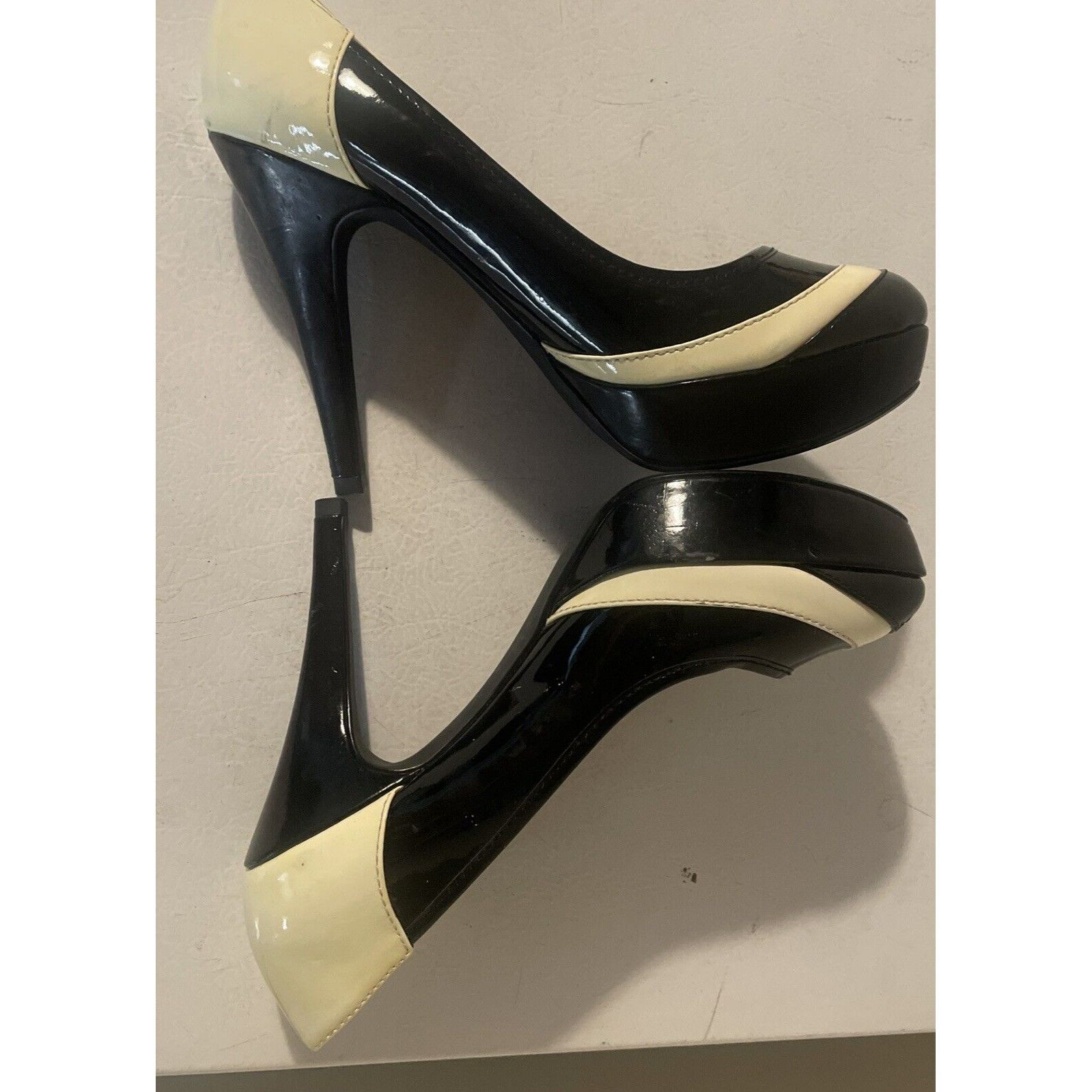 Michael Kors Michael Kors women's Size 7.5 Pressly Cap Toe Pump black & t Size US 7.5 / IT 37.5 - 10 Thumbnail