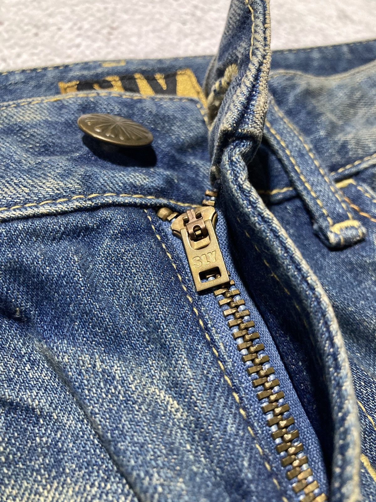 Japanese Brand 🇯🇵 2000s SLY Japan Ripped Bootcut Denim Jeans Pants Blue Wash Size US 26 / EU 42 - 10 Thumbnail