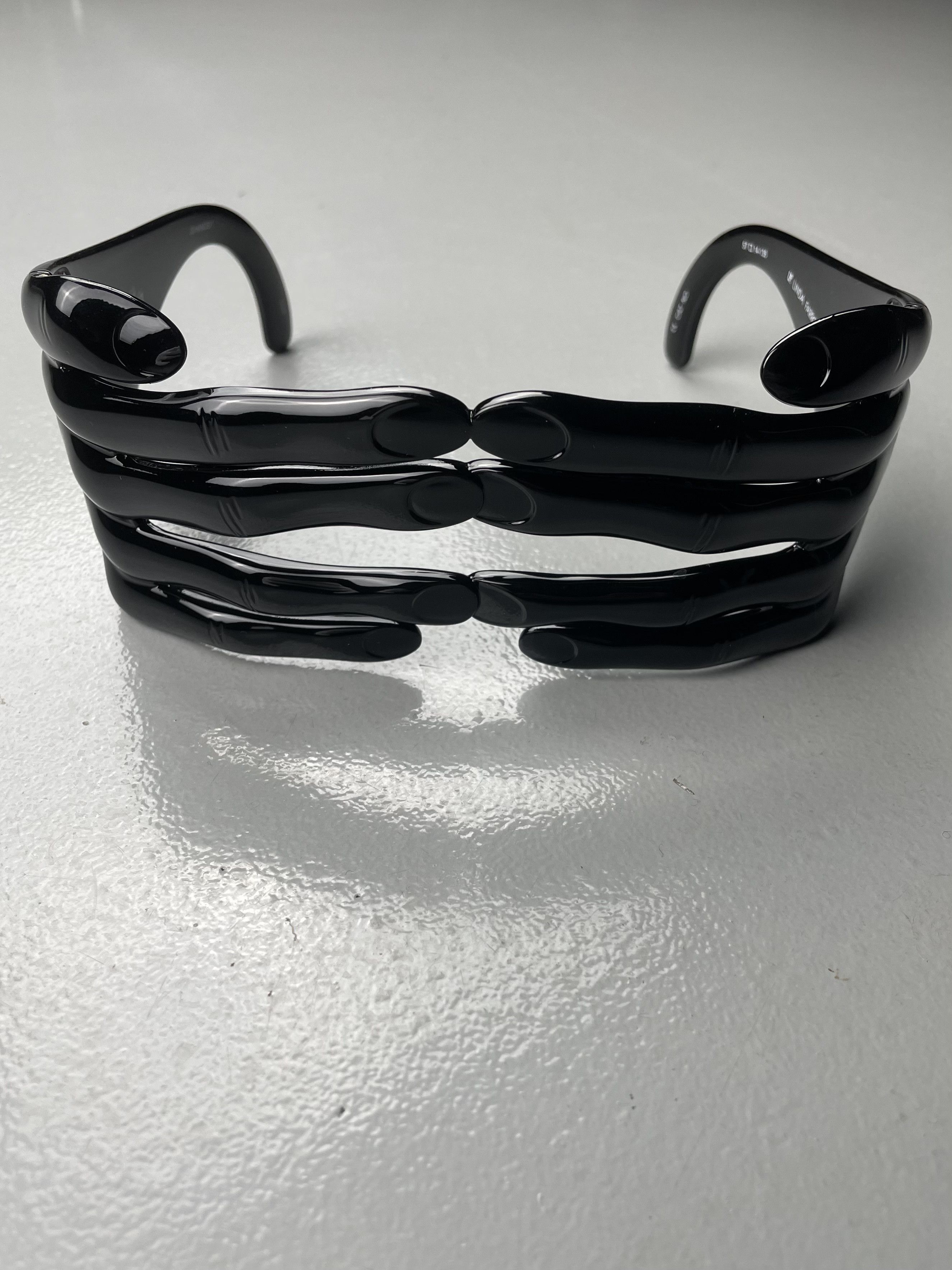 Jeremy Scott × Linda Farrow Linda Farrow X Jeremy Scott hands sunglasses (black) Size ONE SIZE - 1 Thumbnail