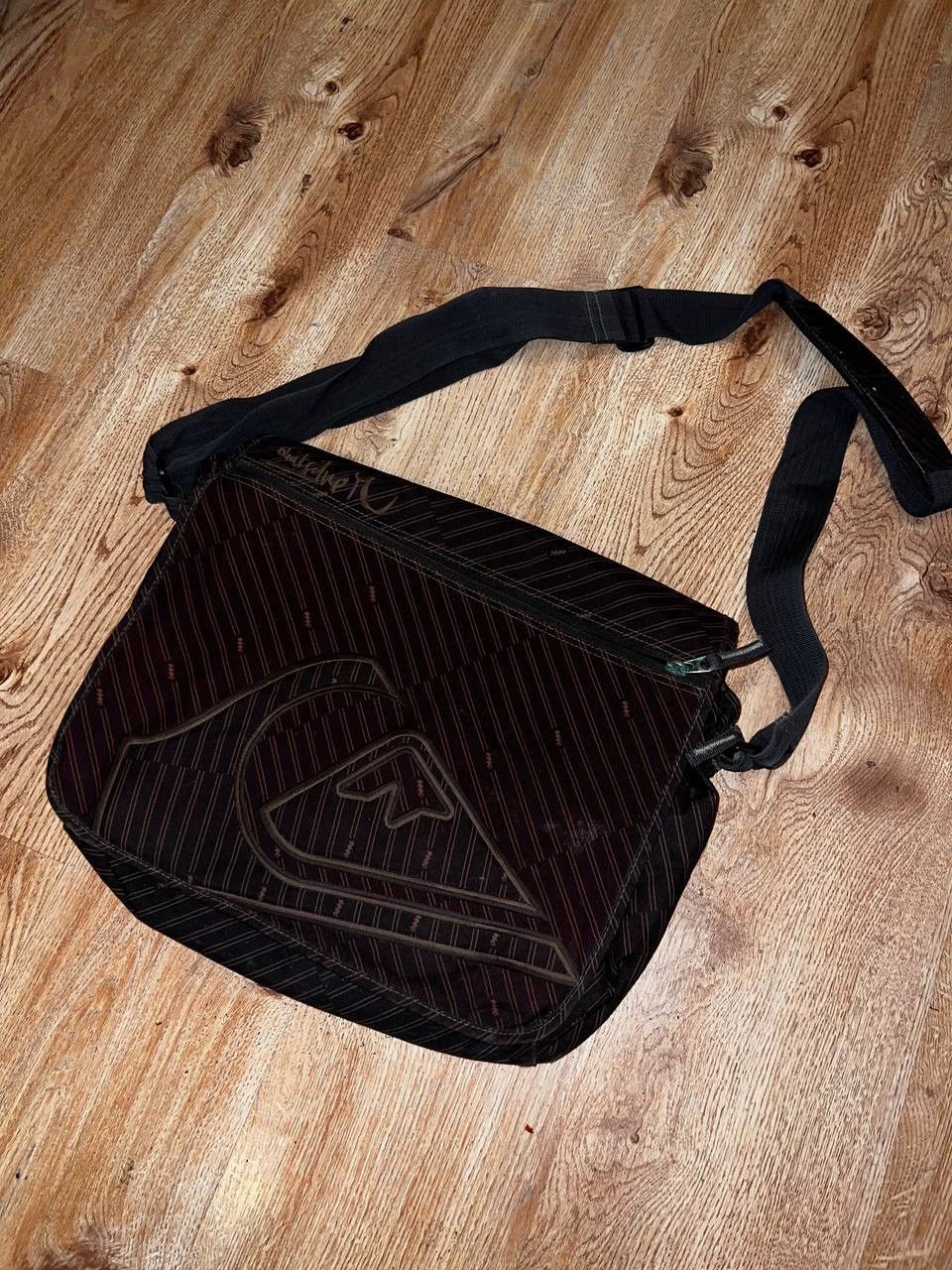 Quicksilver × Quiksilver × Vintage Vintage Quiksilver Big Logo Y2K Messenger Bag Black Size ONE SIZE - 1 Thumbnail