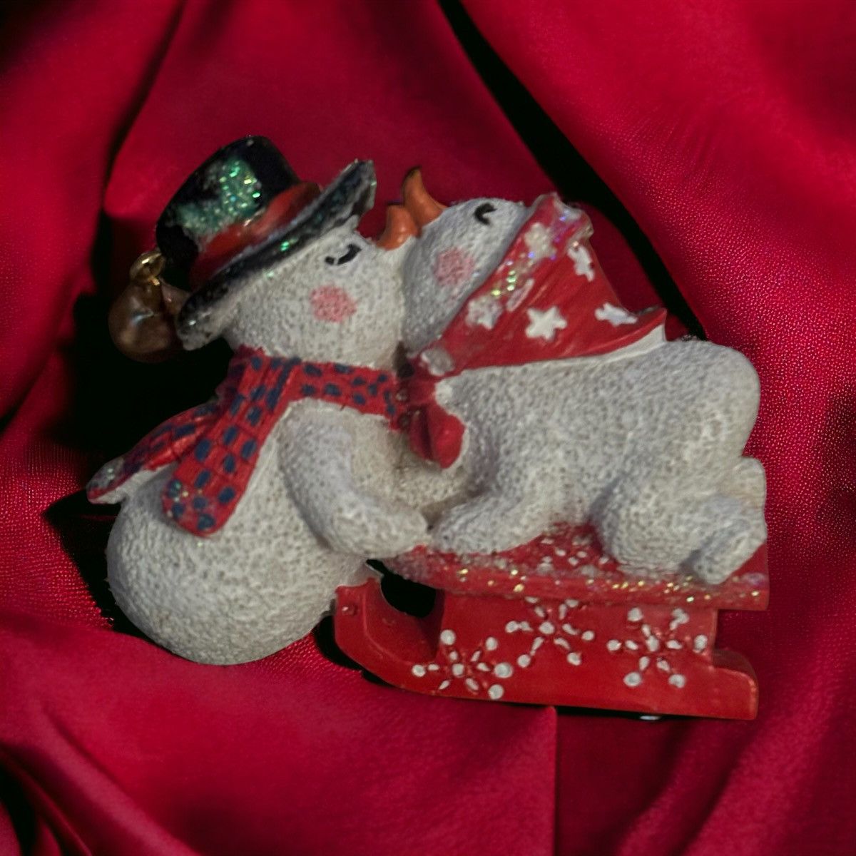 Vintage Vintage resin kissing snowmen brooch Size ONE SIZE - 1 Thumbnail