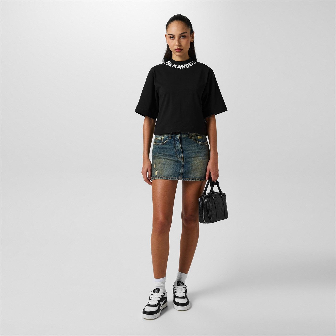 o1g2r1mq0325 Logo Crop T-Shirt in Black