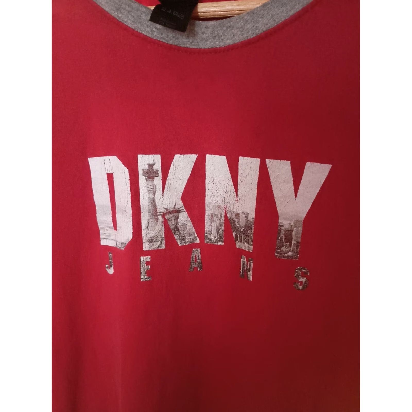 DKNY VINTAGE DKNY Jeans T-shirt NYC Skyline Men L Red Shirt Size US L / EU 52-54 / 3 - 2 Thumbnail