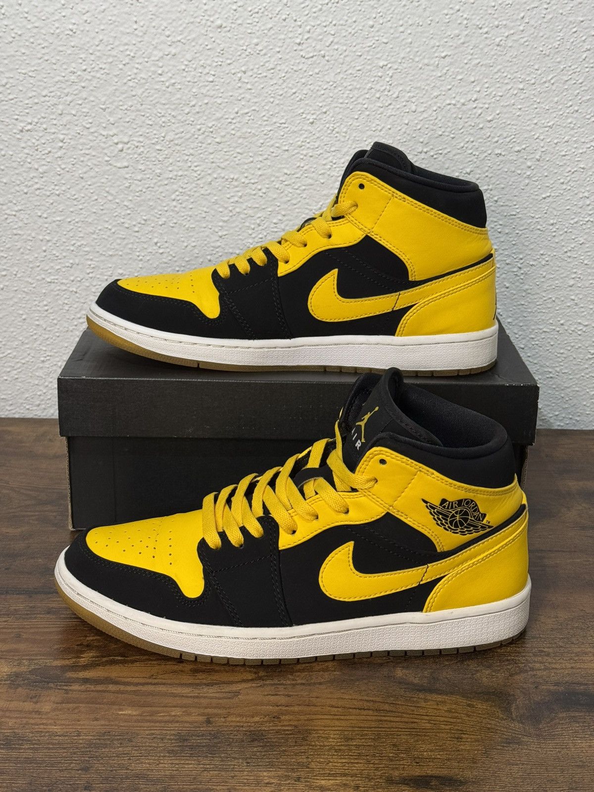 Jordan Brand × Nike Nike Air Jordan 1 Retro Mid New Love 2017 size 9 Size US 9 / EU 42 - 7 Thumbnail