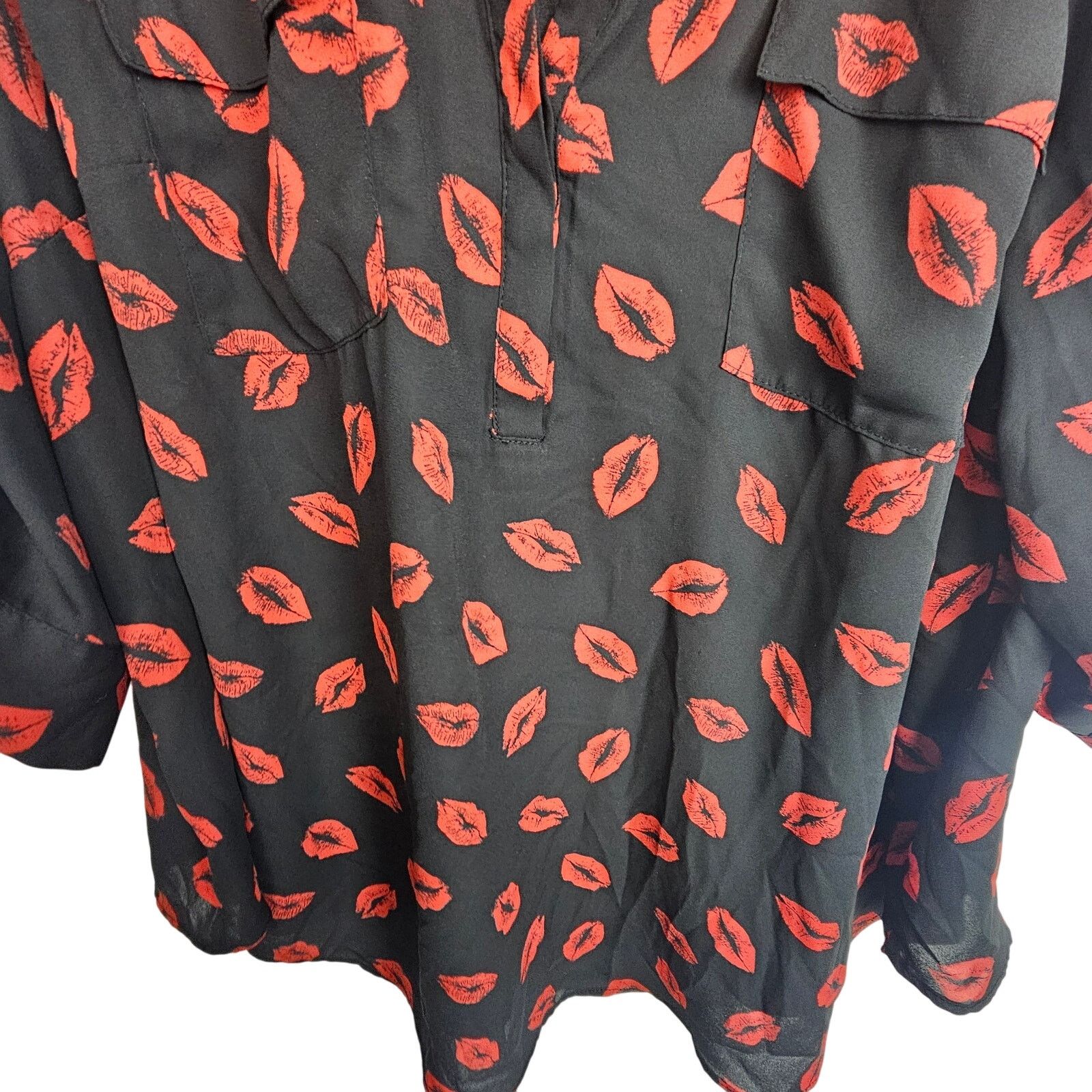 Corridor Torrid Harper Blouse Lip Print Kiss Plus Size 3X Valentines Size 3XL / US 20-22 - 3 Thumbnail