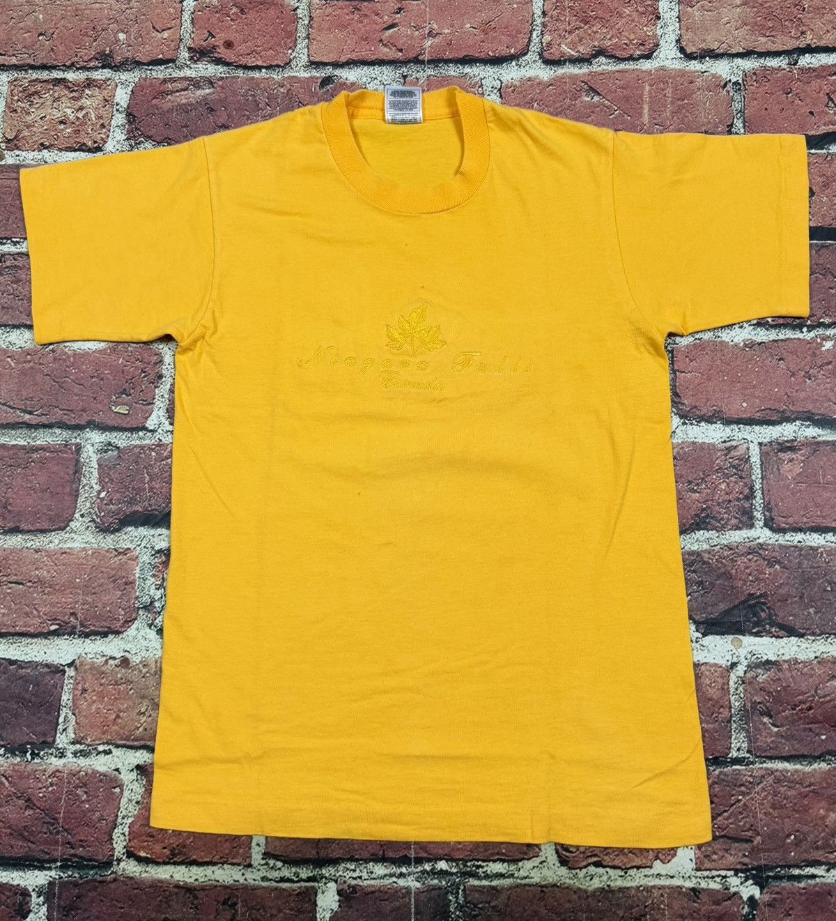 Fruit Of The Loom Vintage Niagara Falls Canada Maple Leaf Single Stitch Tee Size US S / EU 44-46 / 1 - 2 Thumbnail