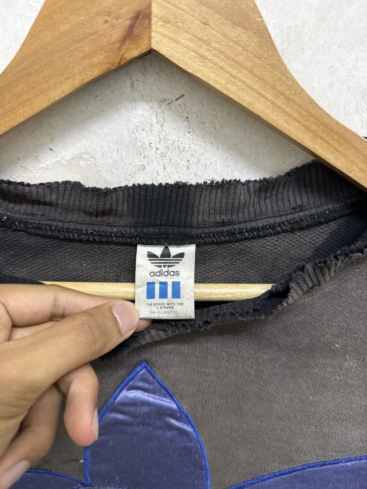 Adidas Vintage 90s Adidas Distressed Sunfaded Cropped Crewneck Size US S / EU 44-46 / 1 - 5 Thumbnail