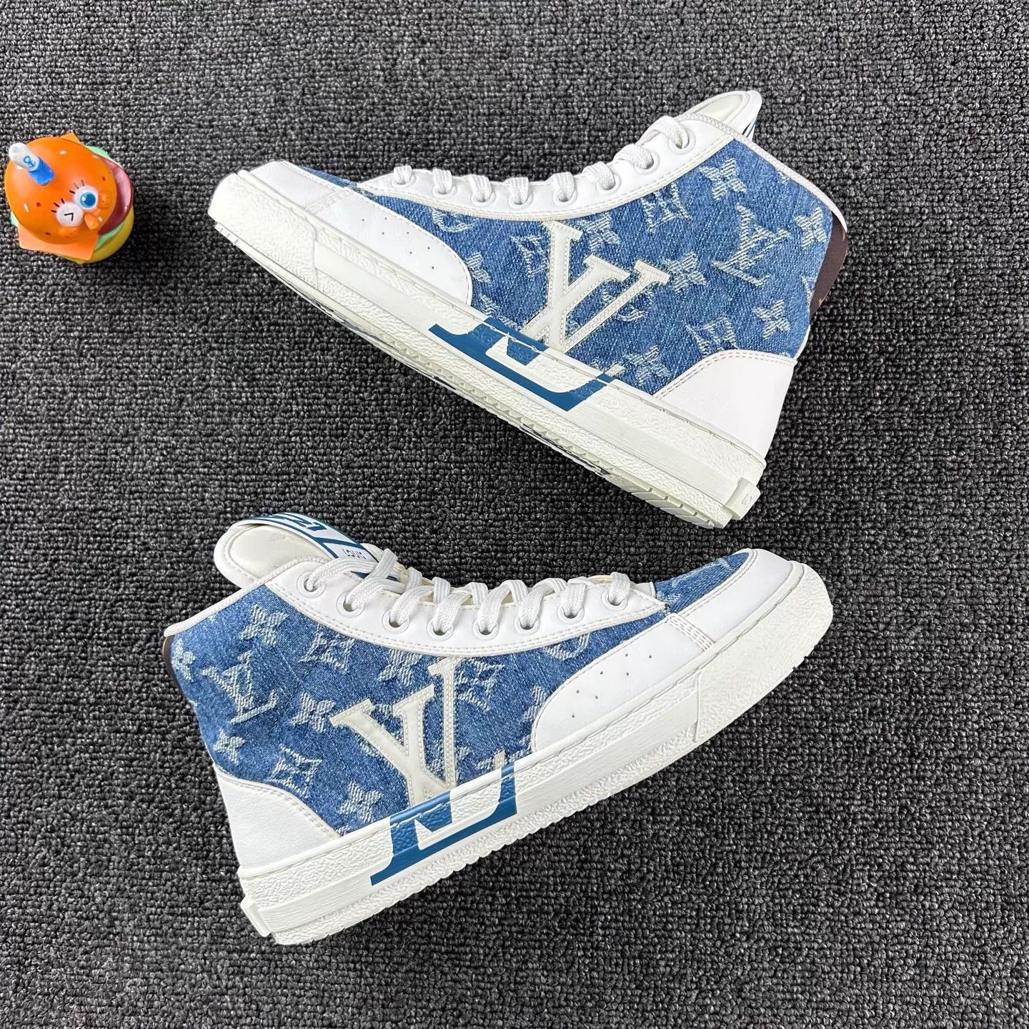 Louis Vuitton LV mismatched blue Monogram sneakers 36 Size US 5.5 / IT 35.5 - 4 Thumbnail