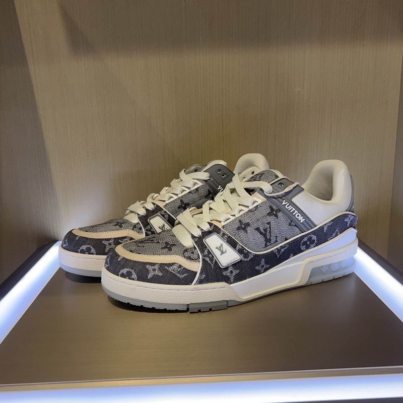 Louis Vuitton Louis Vuitton Trainer Black and White Low-top Sneakers 0079 Size US 9 / EU 42 - 1 Thumbnail